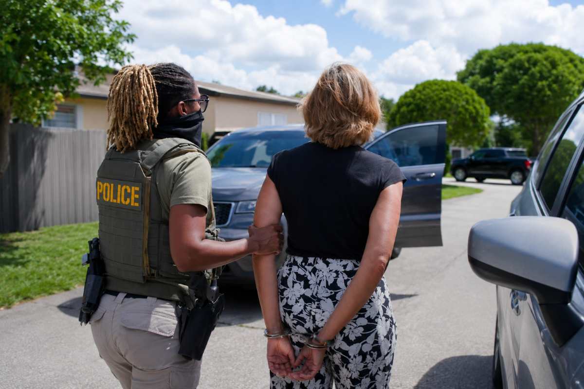 Arrestan en Florida a hermana de alto funcionario de GAESA tras revocación de su Green Card