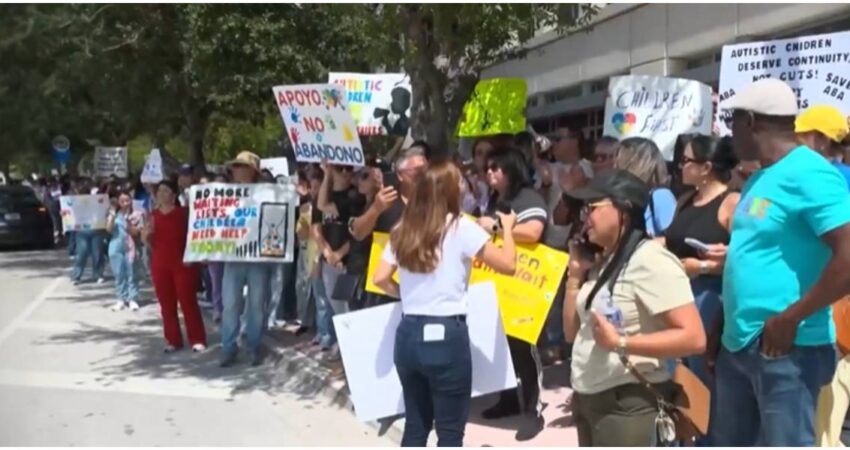 Residentes en Miami-Dade se manifiestan por cambios en Medicaid que podría afectar la atención a niños con autismo manifestantes