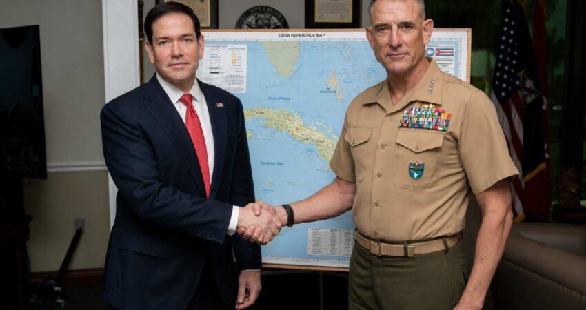 Marco Rubio se reรบne con el Comando Sur de EE.UU. en Florida y posa frente a un mapa de Cuba marco-rubio-comando-sur