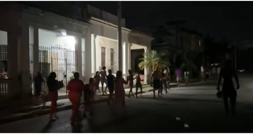 Mientras Díaz-Canel hablaba de salvar la economía, un barrio entero de La Habana protesta cantando el Himno Nacional en la oscuridad Protestas en Cuba