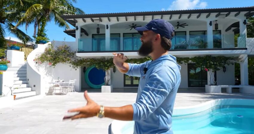 Abogado cubano muestra su lujosa casa frente al mar en los Cayos de Florida y reflexiona sobre el sueño americano cubano-millonario