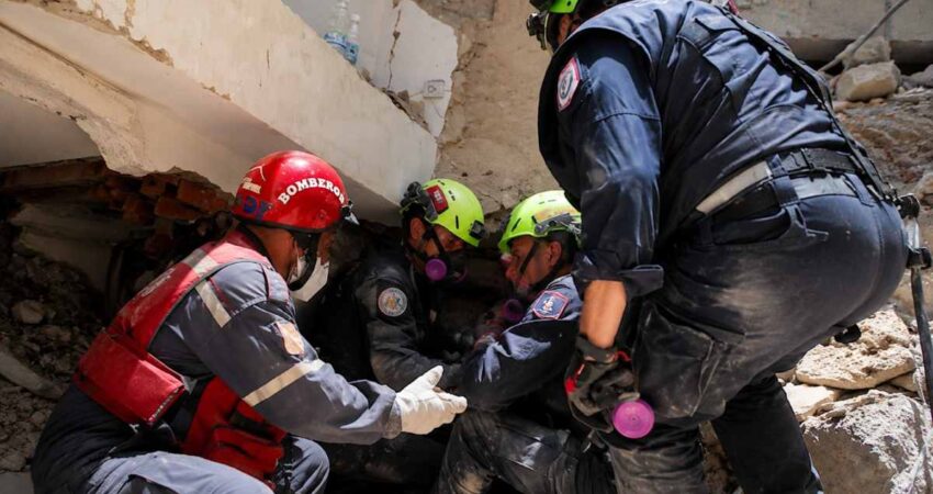 Equipos de rescate de EE.UU. salvan a un bebé atrapado bajo los escombros tras el terremoto en Venezuela rescate