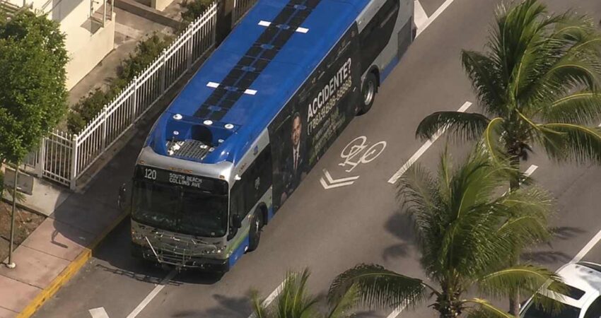 Autobús de Miami-Dade se estrella contra un edificio en Miami Beach y obliga a evacuar por posible fuga de gas autbus