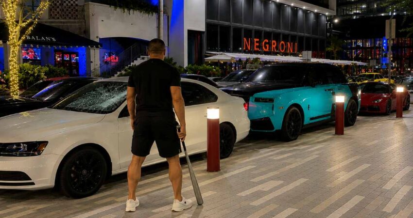Cubano en Miami golpea con un bate el parabrisa de un auto que parqueo muy pegado a su Rolls Royce cubano