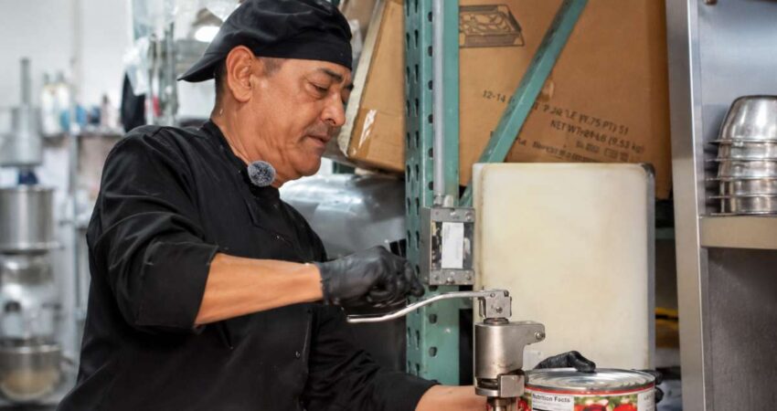 Actor de Vivir del Cuento sorprende al revelar el trabajo con el que comenzó su nueva vida en Estados Unidos cubanorestaurante