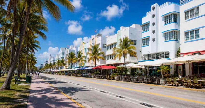El intenso calor vacía Ocean Drive en pleno verano: así luce Miami Beach durante las horas más sofocantes oceandrivemiamibeach