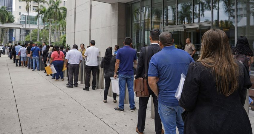 Filas desbordan el Tribunal de Inmigración de Miami ante las audiencias masivas Filas