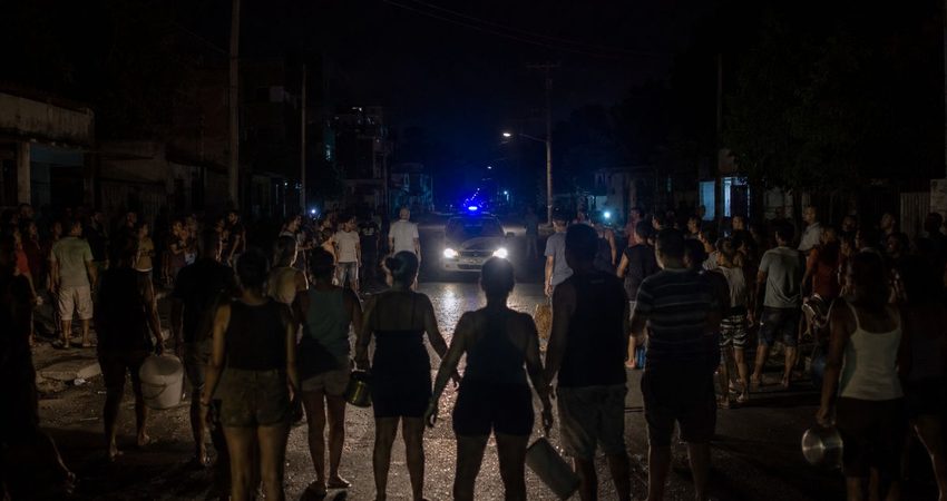 Jaimanitas estalla otra vez: vecinos cierran Quinta Avenida por falta de luz y agua Protesta en Jaimanitas