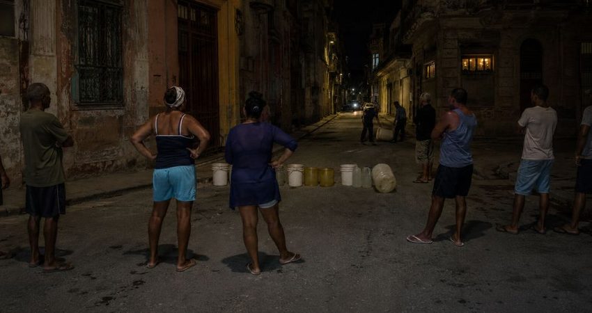 Vecinos bloquean una calle de La Habana Vieja por falta de agua y electricidad Protestas en Cuba