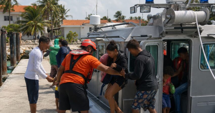 Salen a la luz las primeras imágenes de cubanos rescatados en aguas mexicanas Rescate de balseros cubanos