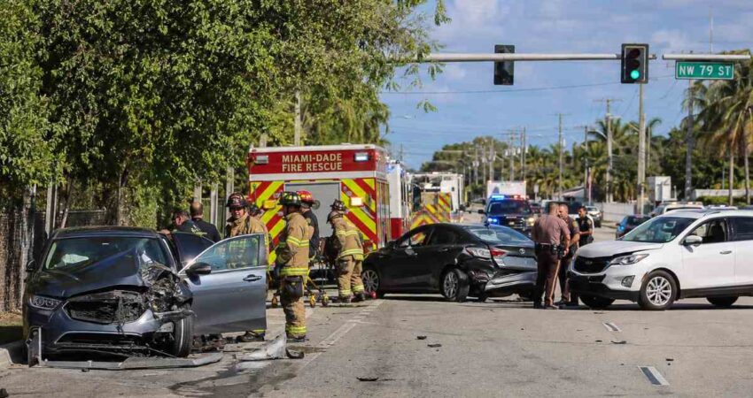 Conductor choca contra tres vehículos en Miami-Dade, deja tres heridos y huye a pie accidente