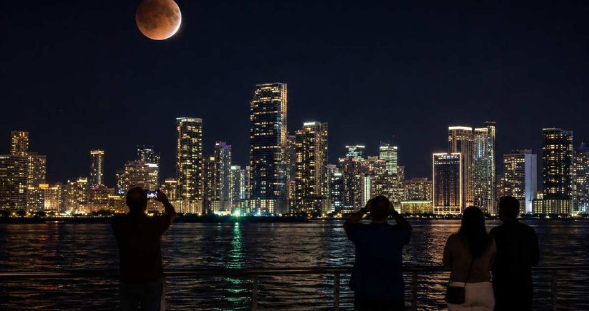 Eclipse lunar sorprendió al sur de Florida: así se vio la Luna cubierta en un 93% desde Miami eclipselunar