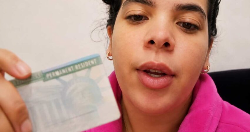 Cubana con I-220A logra la residencia tras enfrentar una posible deportación: “Sí se puede” greencardcubana