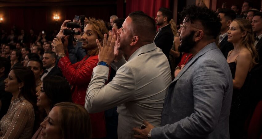 Escándalo en Miami: hombre gritó “¡fraude!” varias veces tras anunciarse la nueva Miss Universe Cuba hombre gritando