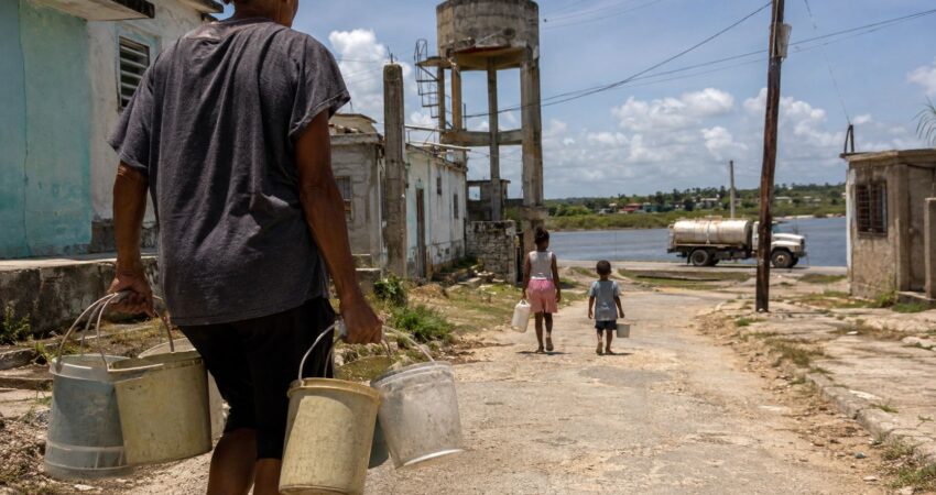 “Mis hijos se bañan en un río”: cubana denuncia que lleva más de cinco meses sin recibir agua madre cubana cargando agua