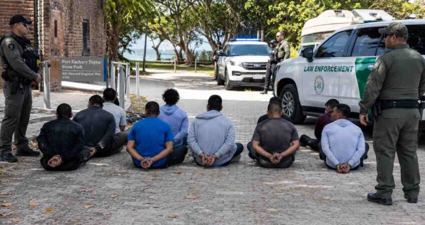 Grupo de 10 migrantes llegan en una embarcaciรณn a Key West y quedan bajo custodia de CBP migranteskeywest