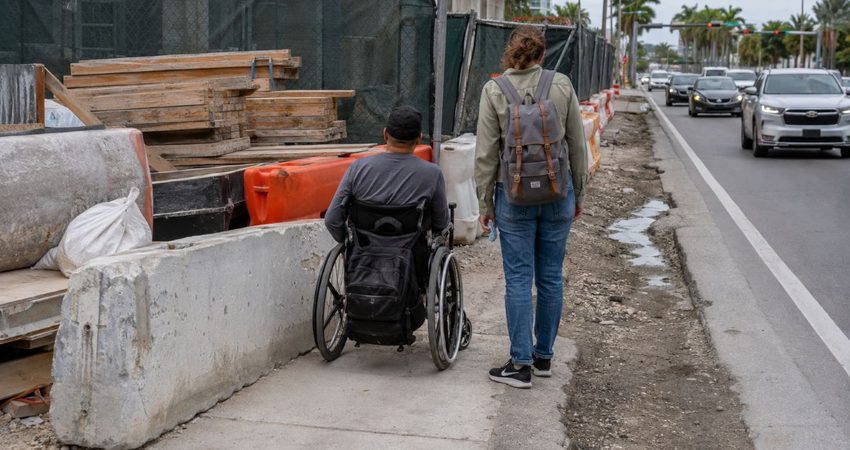 Una obra bloquea toda una acera en Miami y provoca quejas de los vecinos del área persona discapacitada
