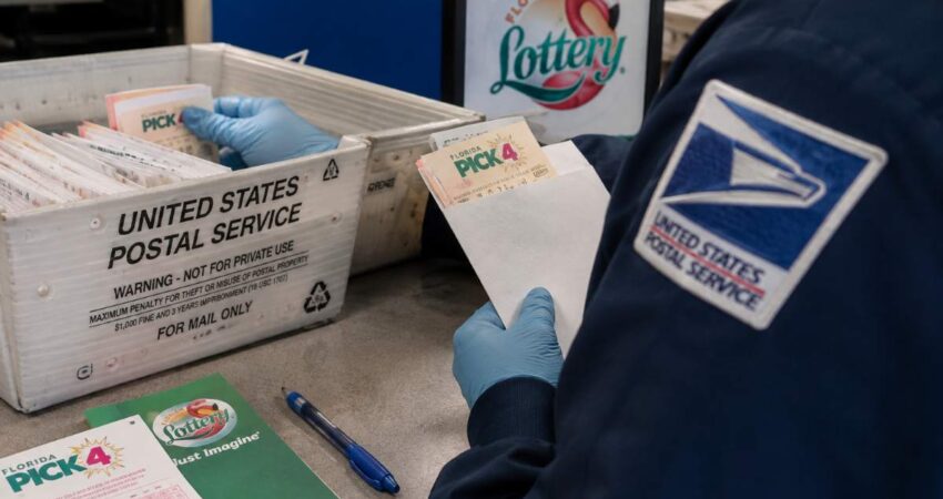 Empleada de USPS en Florida es acusada de robar un boleto de lotería del correo y cobrar el premio premiocorreo