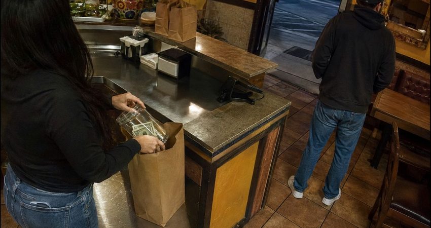 Pareja roba un frasco con $200 en propinas de un restaurante de Miami y todo queda grabado robo en Miami