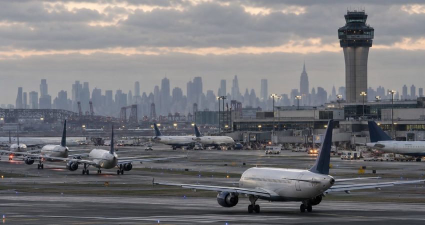 Falla de la FAA paraliza vuelos en aeropuertos clave del noreste de Estados Unidos Aeropuerto en EE.UU