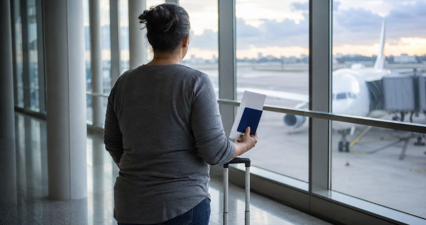 Cubana que atravesó el Darién y luchó cinco años por quedarse en EE.UU: ahora repatrió a Cuba Cubana regresa