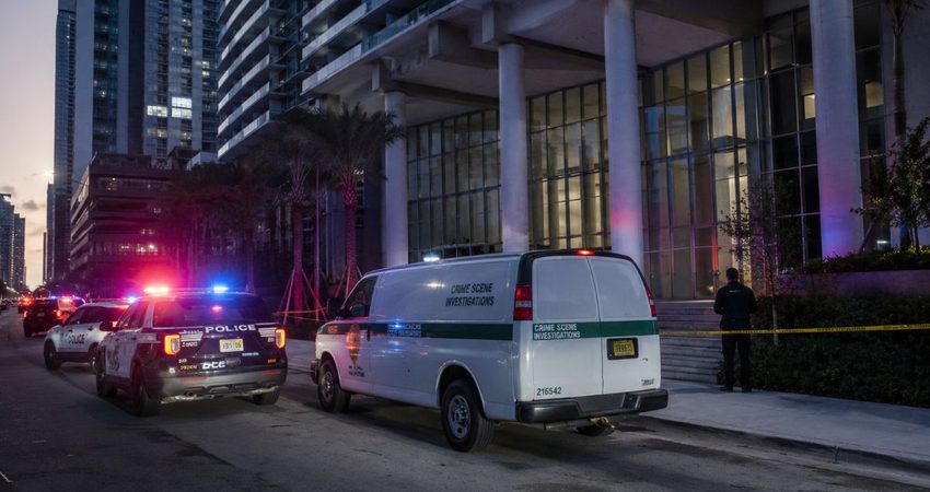 Amplían detalles del apuñalamiento en Brickell: la víctima murió y un hombre es interrogado Escena del crimen