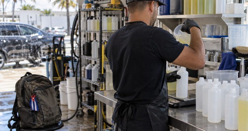 “Una cosa es el papel y otra lo que haces después”: cubano con I-220A levanta su propia empresa a pesar de su estatus migratorio I-220A