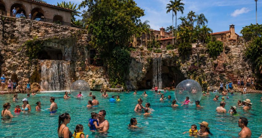 Cascadas, cuevas y agua de acuífero: la piscina más grande de EE.UU que está escondida en Miami Venetian Pool