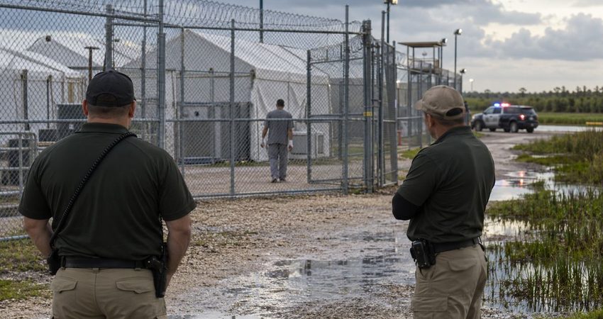 Acusan a dos exguardias de atacar a un cubano detenido en “Alligator Alcatraz” alligator alcatraz