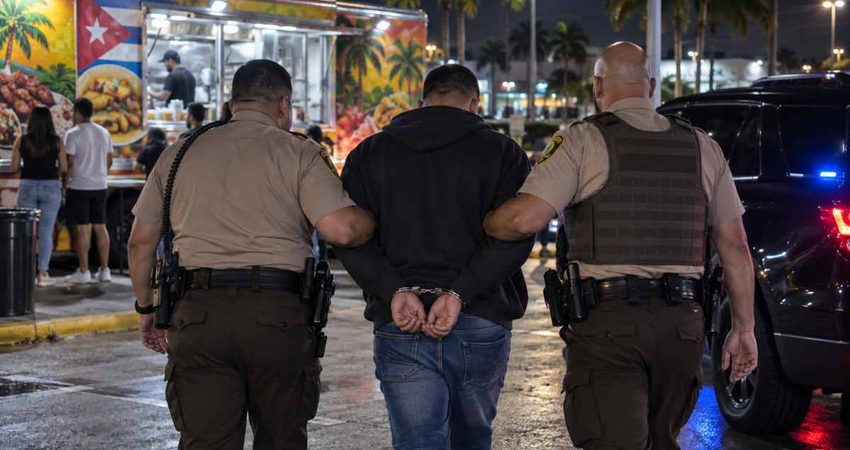 Se hizo pasar por alto funcionario de ICE y amenazรณ a trabajador de un food truck en Miami-Dade, segรบn la Policรญa arrestadoicefalso