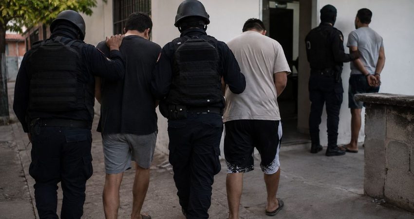 Condenan en México a dos cubanos por retener y amenazar de muerte a un compatriota y exigir 8 mil dólares por su libertad arresto de cubanos