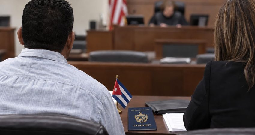 Ocho de cada diez cubanos evitan la deportación en corte, pero pocos obtienen asilo asilo
