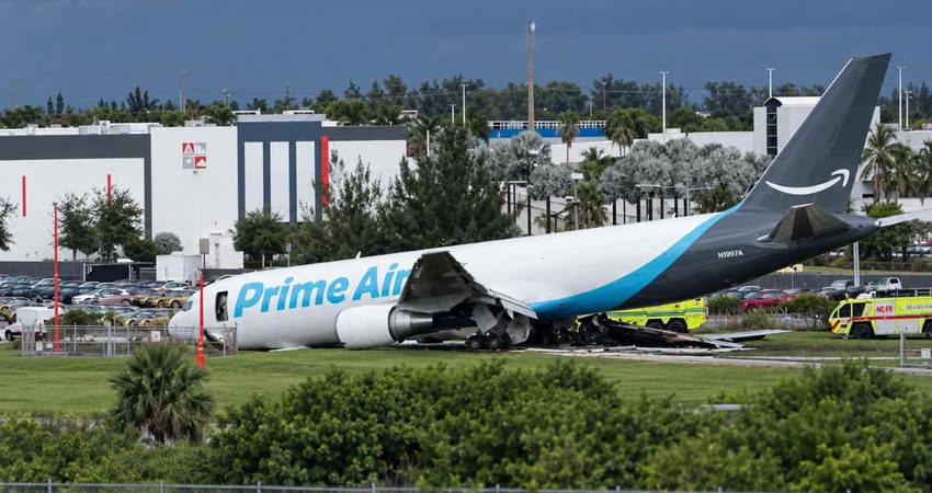 Avión de Amazon recorrió 1,300 pies fuera de la pista antes de impactar dos vehículos en Miami: Los 5 fallecidos estaban en los autos avionprimeair