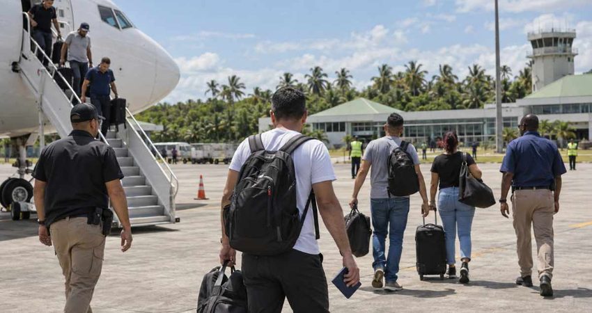 Cubanos deportados de Estados Unidos llegan a Guyana: su destino final aรบn no estรก decidido cubanosdeportadosguyana