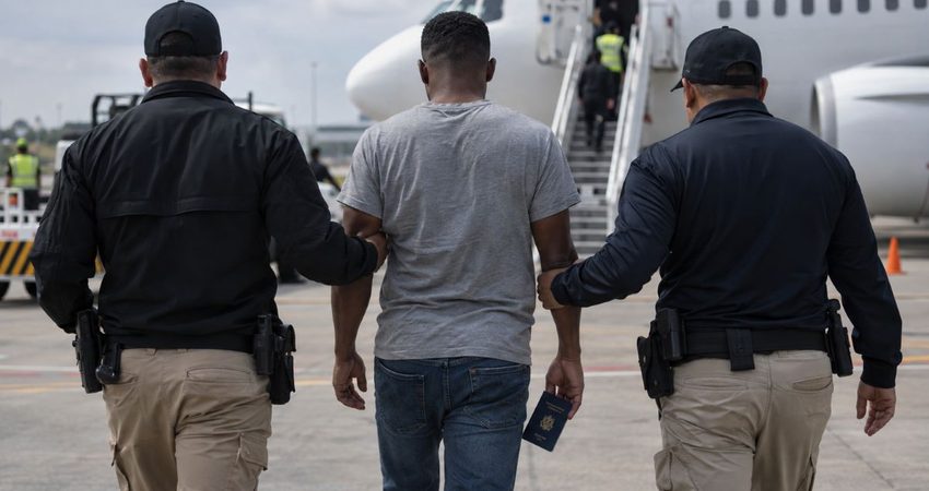 Cubano asegura que un amparo frenó su deportación a Cuba cuando ya estaba dentro del avión en México deportado cubano