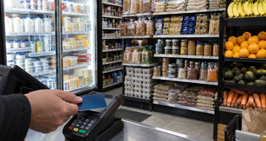 Food stamps cambian en noviembre: las tiendas necesitarรกn 84 productos para conservar SNAP food stamp