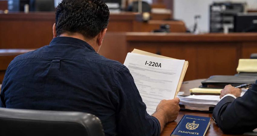 Abogada advierte a cubanos con I-220A sobre un paso clave si quieren apelar la negativa de residencia i220aapelacion