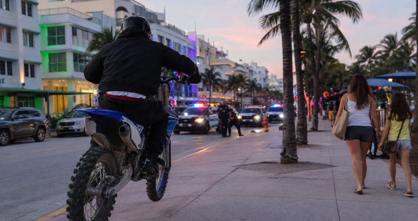 Motociclista acusado de atropellar a una niña en Miami Beach salió bajo fianza motociclista