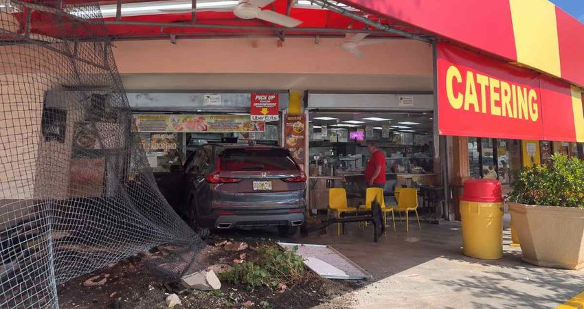 Auto irrumpe en El Palacio de los Jugos en Miami-Dade y deja tres mujeres heridas palaciojugos
