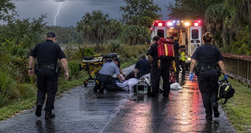 Frenético rescate en Florida: bomberos asistieron a una pareja que quedó gravemente herida tras el impacto de un rayo relámpago