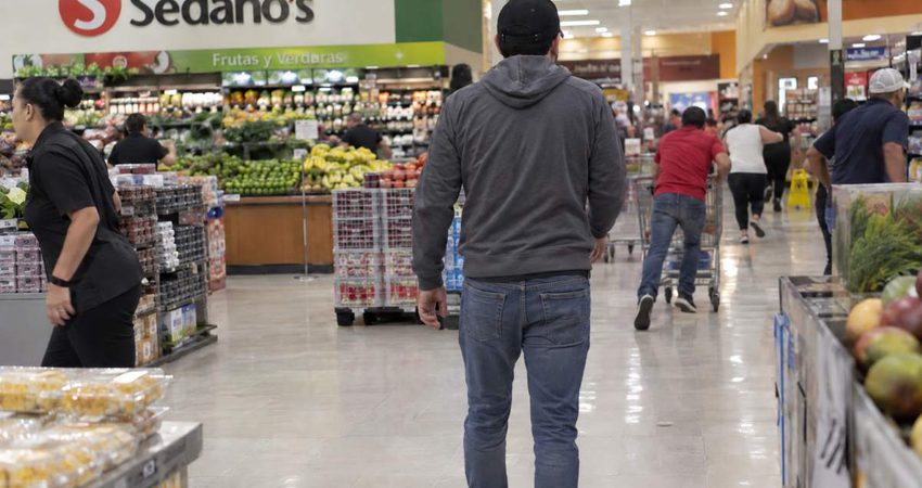 Hombre con un arma provoca pánico dentro de un mercado Sedano's en Orlando, Florida sedanos