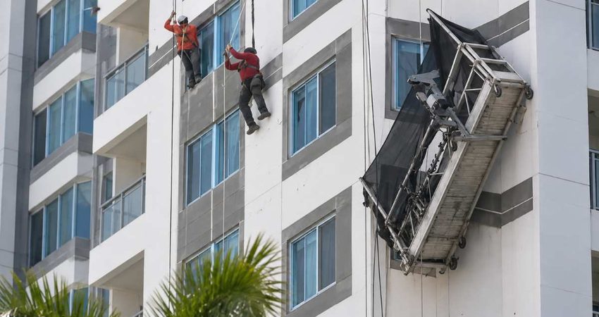 Dos trabajadores quedaron suspendidos a más de 20 pisos tras fallar un andamio en Miami trabajadoresmiamiconstructores