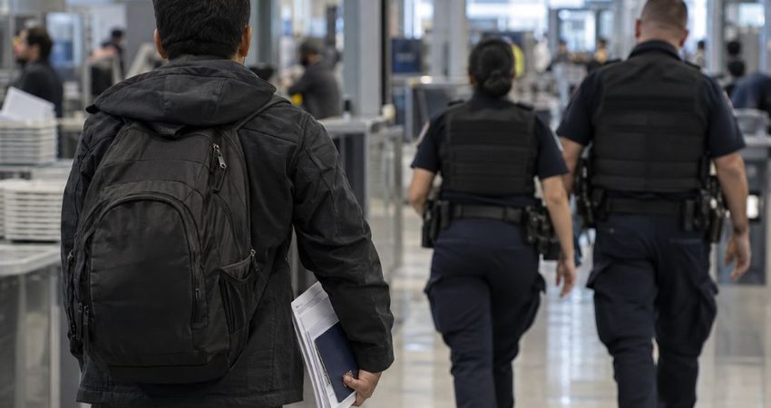 Migrantes entregaron sus direcciones para legalizarse y ahora ICE puede encontrarlos fácilmente tsa inmigrantes