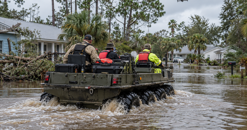 Florida despliega equipos anfibios y drones para asistir a comunidades inundadas tras el huracán Isaías Amphibious rescue through flooded Florida street