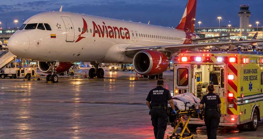 Ocho heridos tras turbulencias en vuelo de Avianca que tuvo que desviarse a Miami Avianca jet and ambulance at Miami Airport