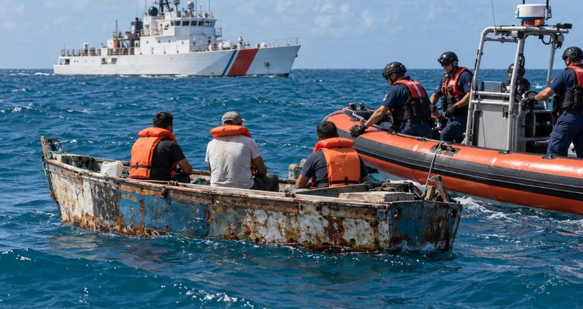 Guardia Costera devuelve a seis cubanos tras interceptar una balsa y rescatar un pesquero cerca de Bahamas y Florida Bote improvisado junto a guardacostas