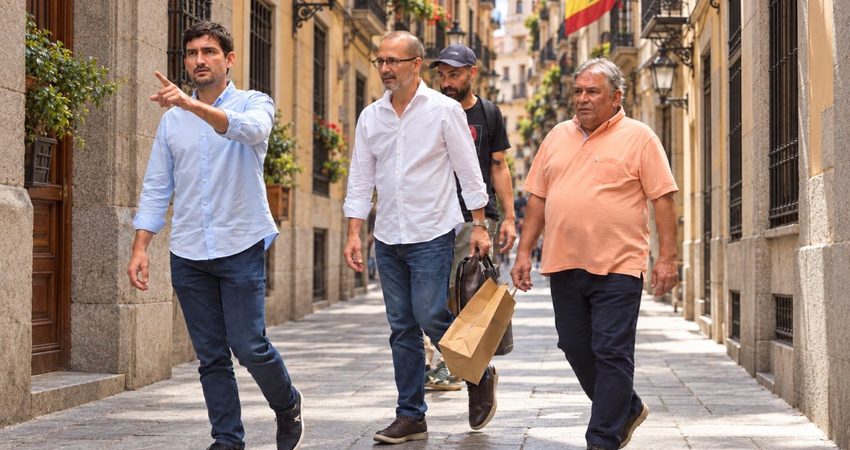 De encarecer la vida en Cuba a pasear por Madrid: las imágenes de Marino Murillo que han desatado el debate en las redes sociales Cuatro hombres por una calle madrileña