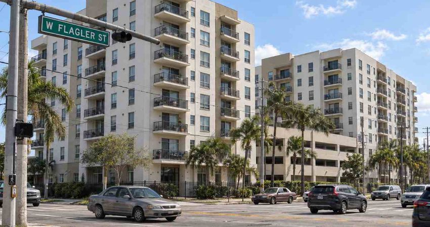 Miami-Dade evalúa un acuerdo de 99 años para construir 800 apartamentos en West Flagler Documentary West Flagler apartment street scene