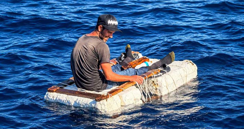 Rescatan a un balsero cubano que viajaba solo en una precaria balsa a 16 millas de Key Biscayne Man Aboard Improvised Foam Raft