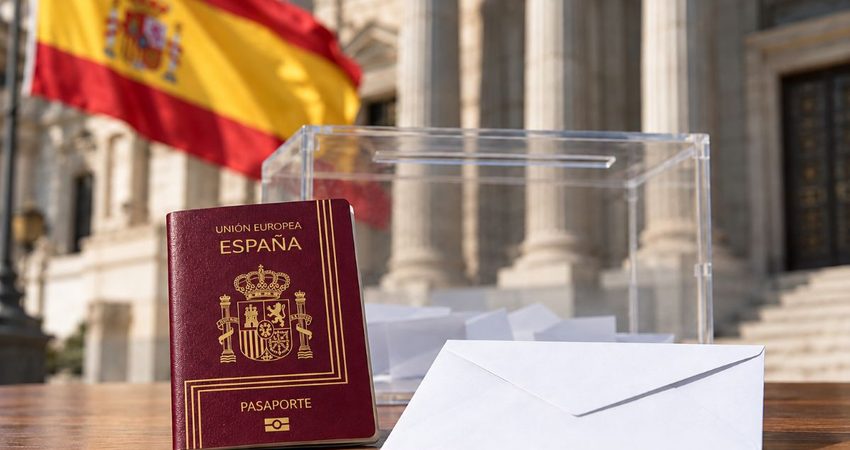 El Supremo bloquea el levantamiento de la suspensión del voto para miles de nacionalizados por la Ley de Nietos Pasaporte español ante urna transparente